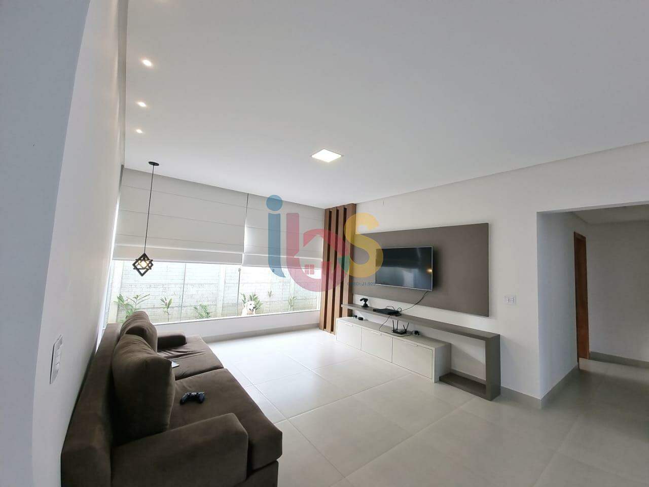 Casa à venda com 3 quartos, 204m² - Foto 1