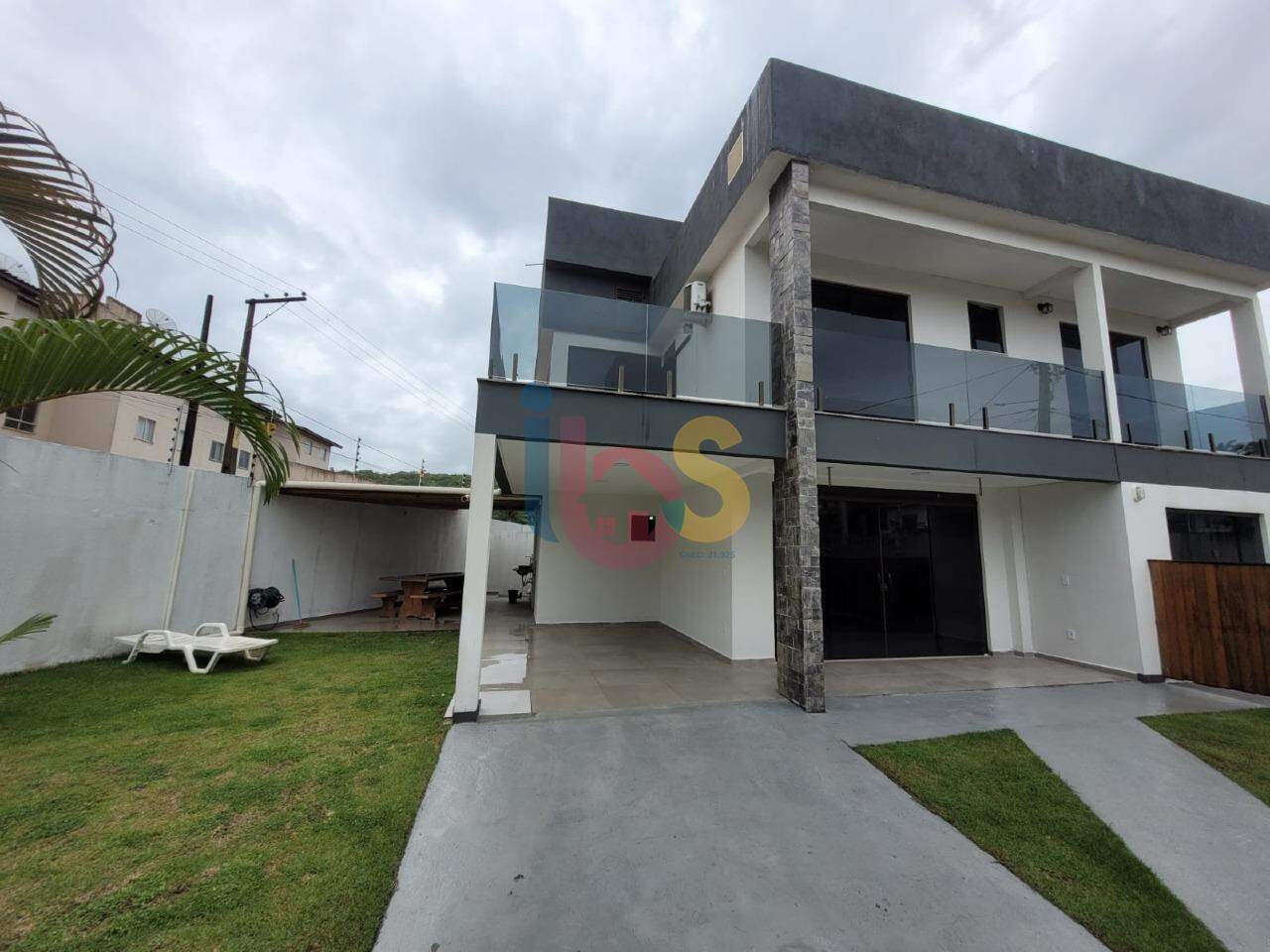 Casa à venda com 4 quartos, 300m² - Foto 1