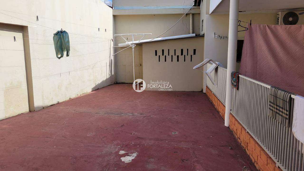 Casa à venda no Jardim Tropical: Área de Serviço