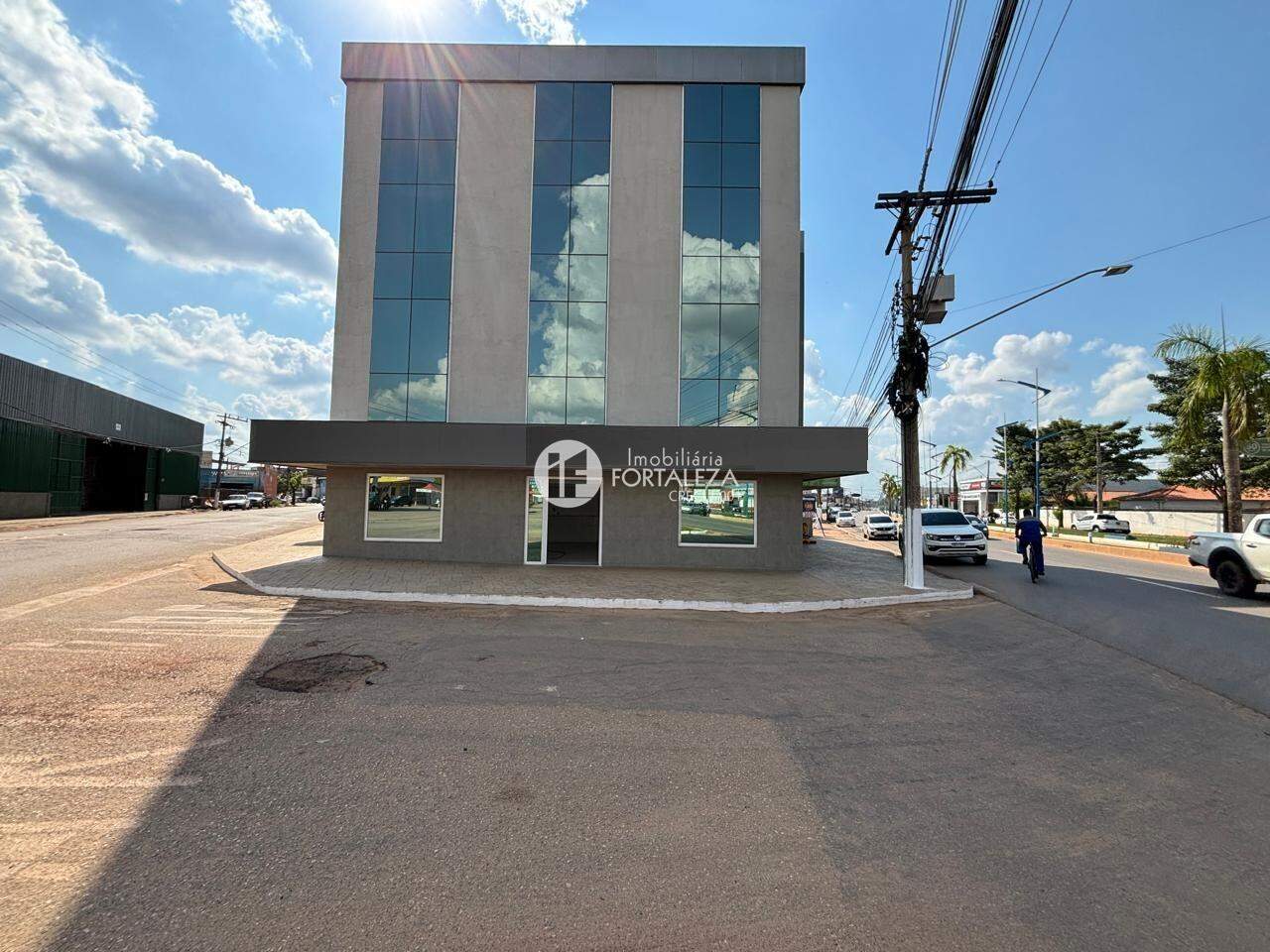 Prédio para aluguel no Via Chico Mendes: 