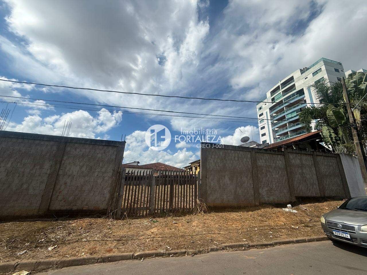 Terreno à venda no Conjunto Village: 
