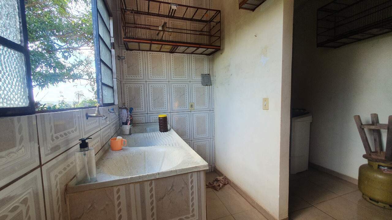 casa à venda no Fernão Dias : Área de serviço+ Despensa