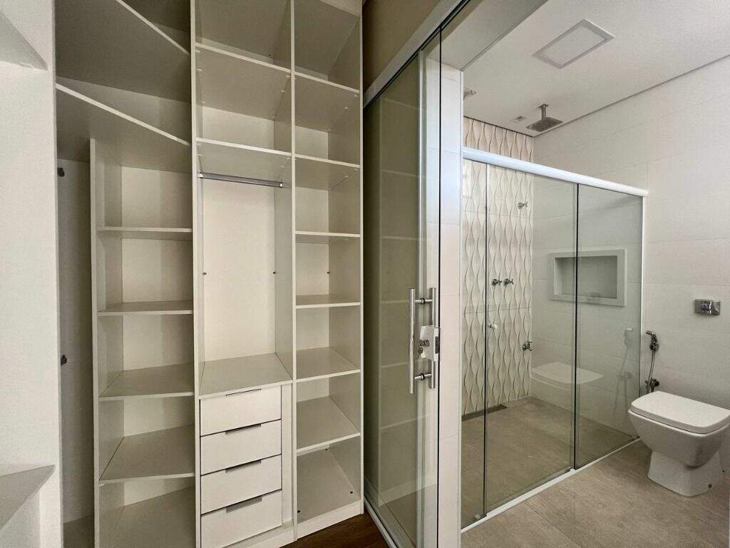 Casa à venda no Cidade Jardim: Banheiro e Closet