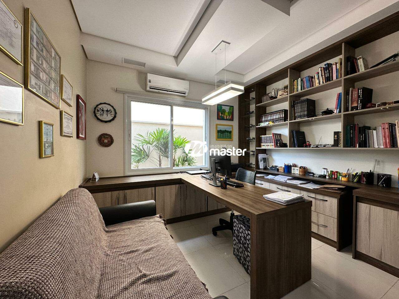 Casa em Condominio à venda no Jardim do Horto: Escritório