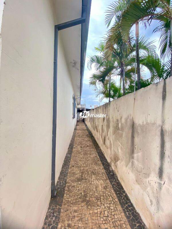 Casa à venda no Zona Central: Corredor lateral 