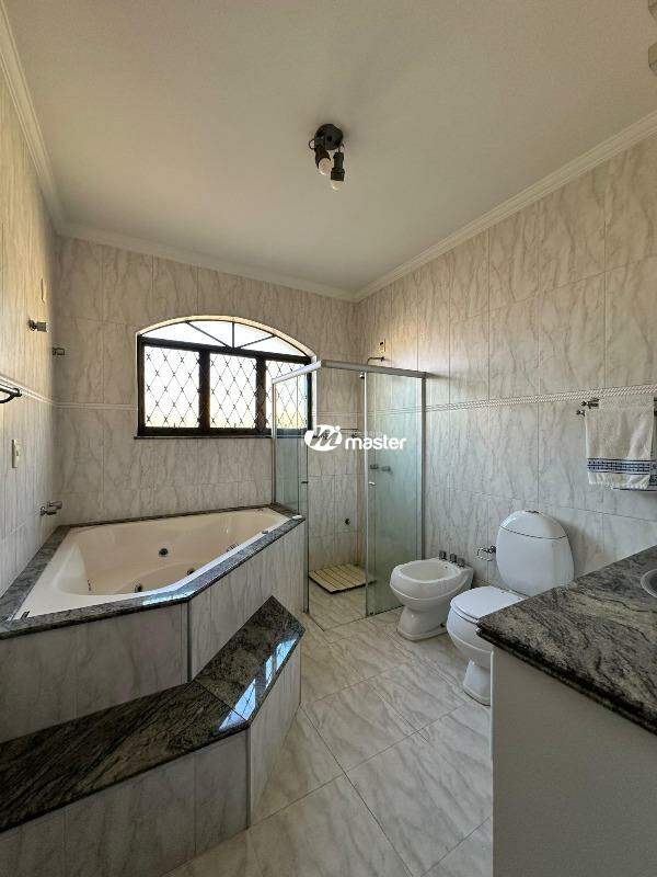 Casa à venda no Zona Central: Banheiro da suíte