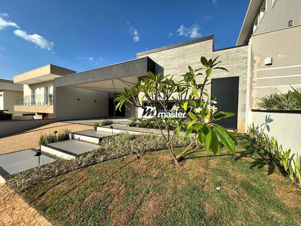 Casa em Condominio à venda no Jardim do Horto: Fachada