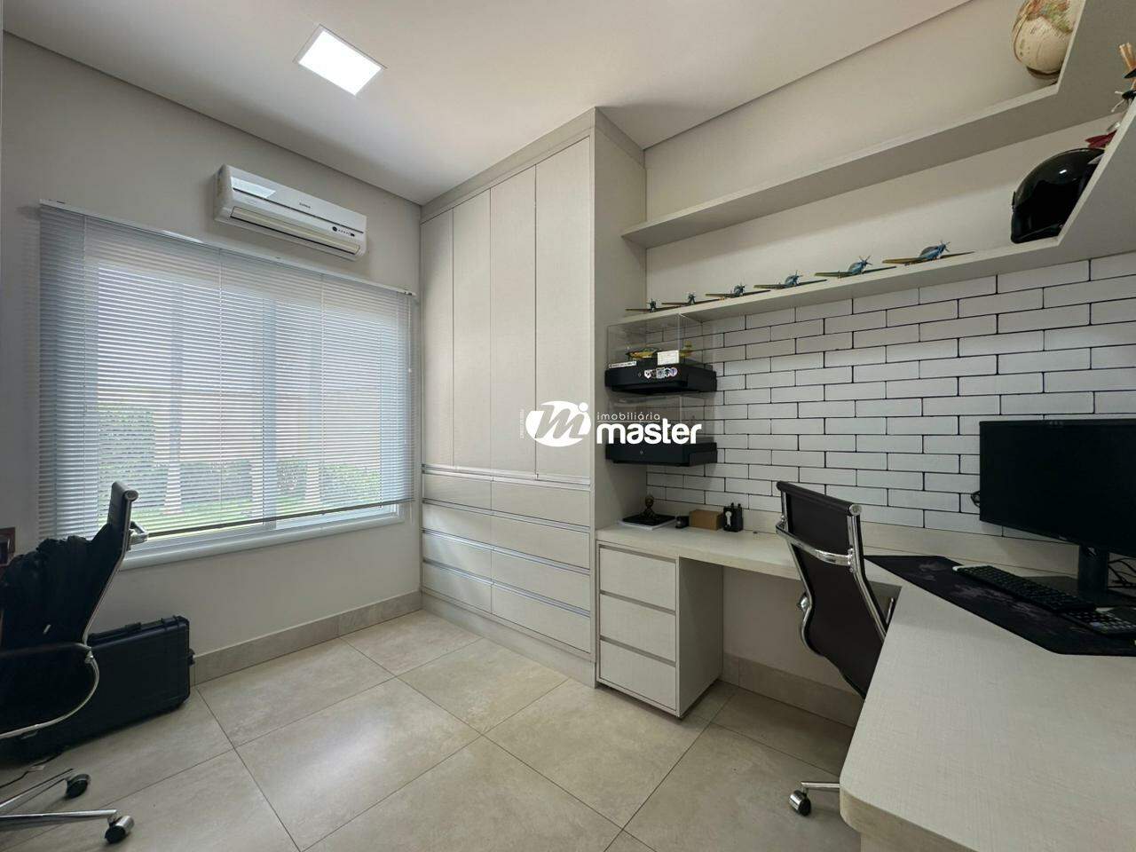 Casa em Condominio à venda no Jardim do Horto: Escritório