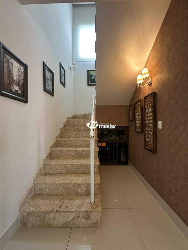 Casa em Condominio à venda no Jardim do Horto: Escada