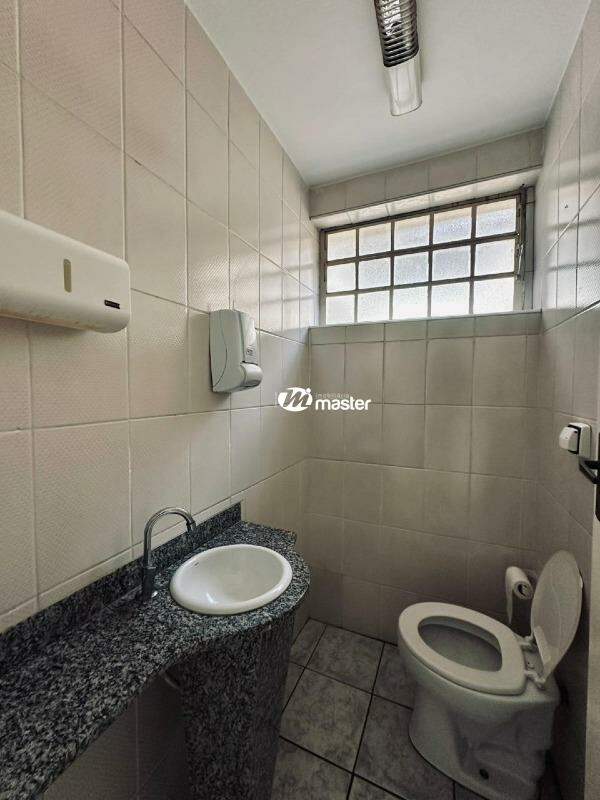 Casa comercial para aluguel no Saúde: banheiro feminino
