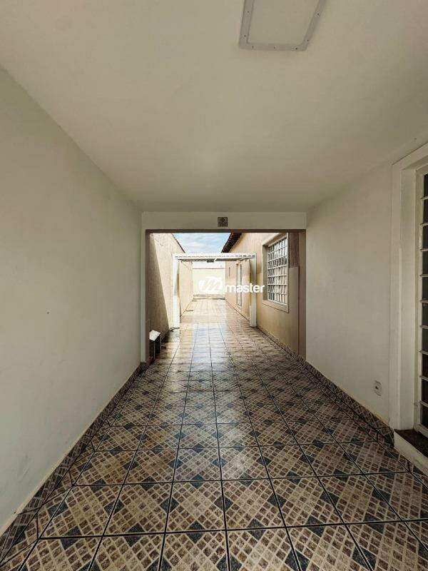Casa comercial para aluguel no Saúde: entrada garagem