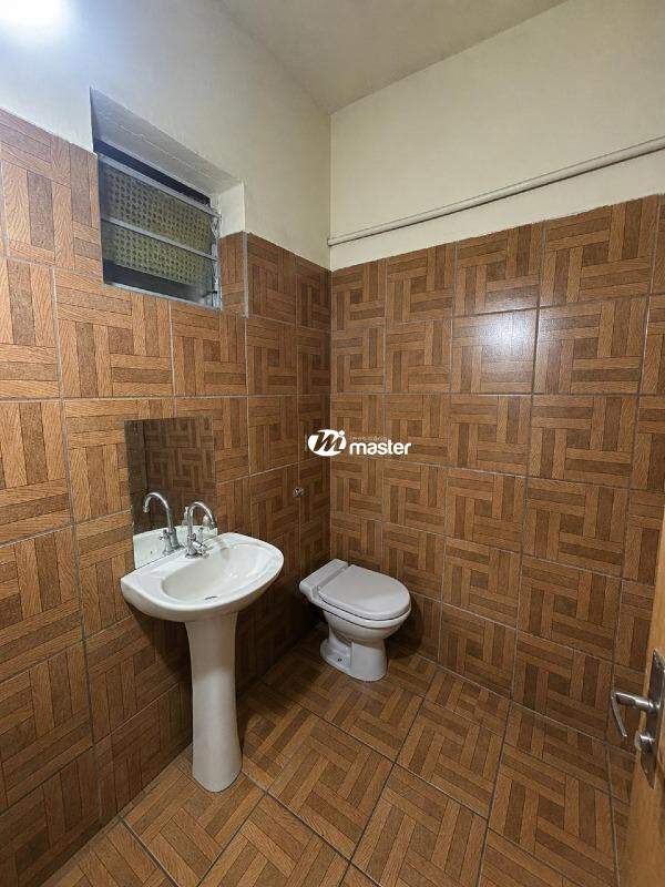 Casa à venda no Jardim Floridiana: banheiro inferior