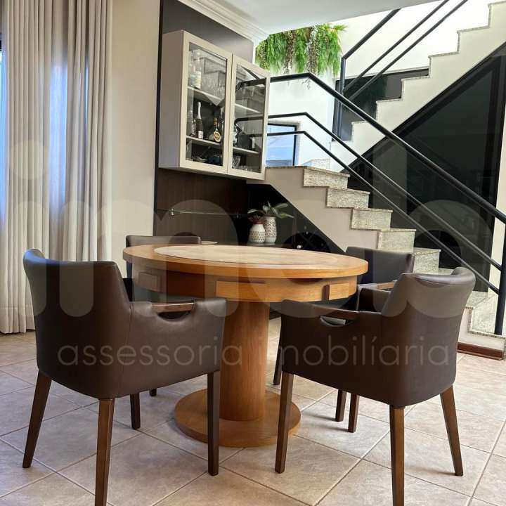 Casa Sobrado à venda no Piscina: 