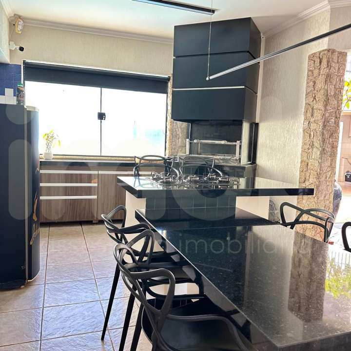 Casa Sobrado à venda no Piscina: 