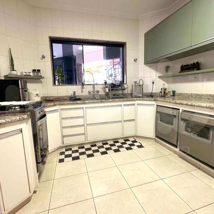 Casa Sobrado à venda no Piscina: 