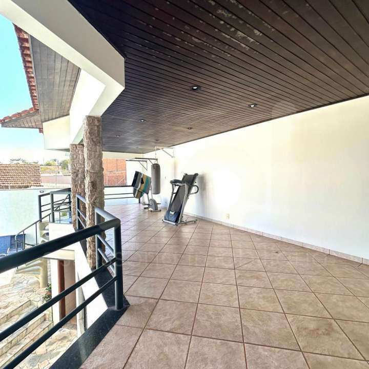 Casa Sobrado à venda no Piscina: 