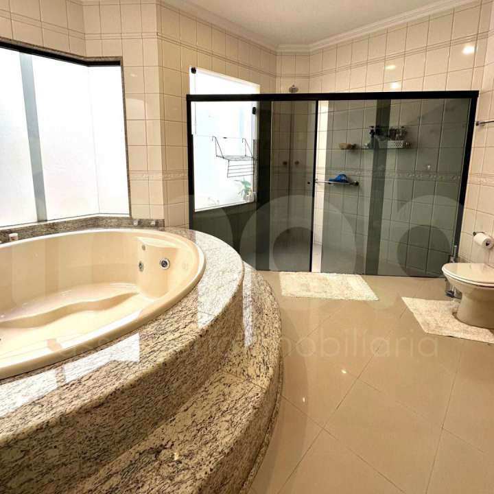 Casa Sobrado à venda no Piscina: 