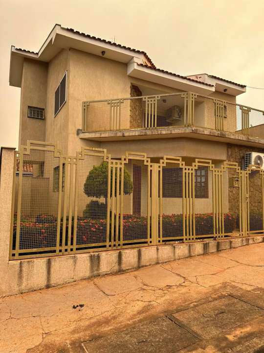 Casa Sobrado à venda no Piscina: 