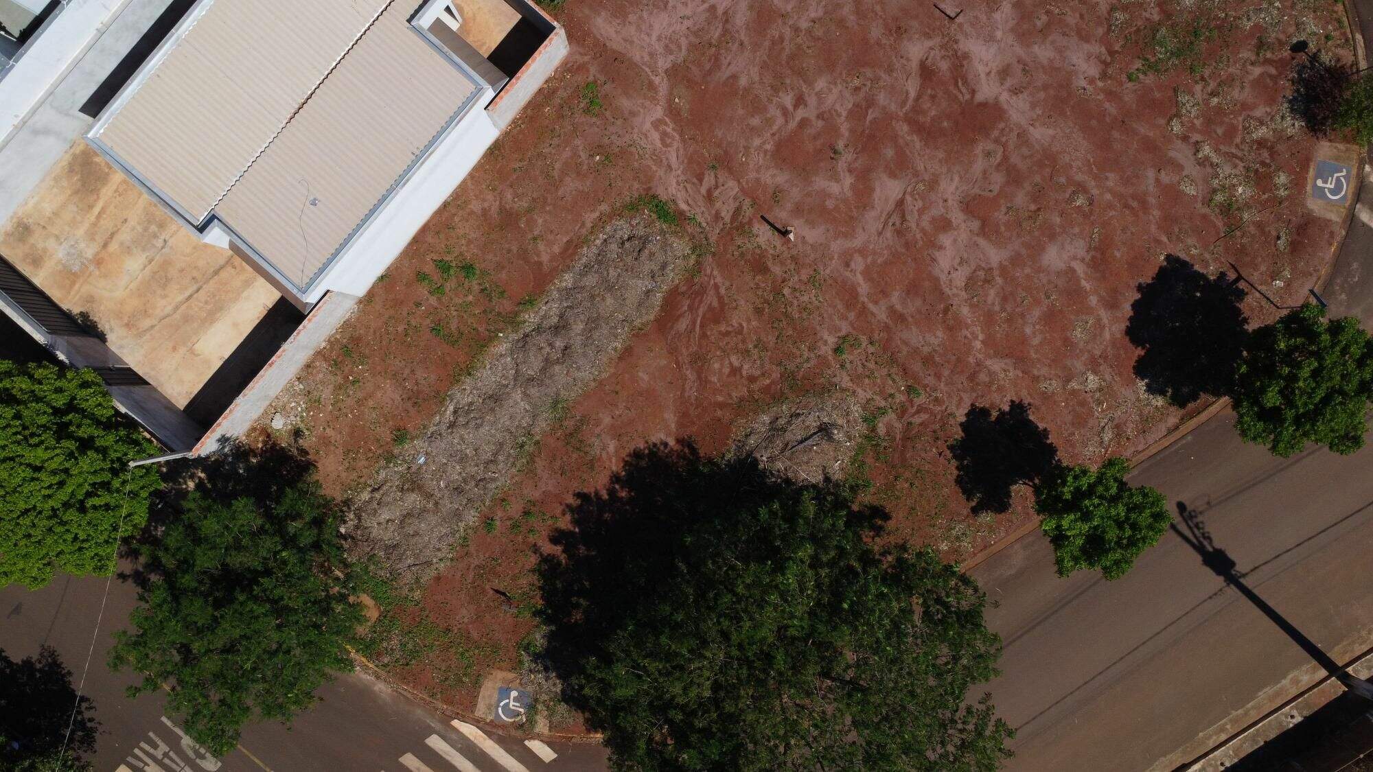 Terreno à venda no Jardim Tainá: 