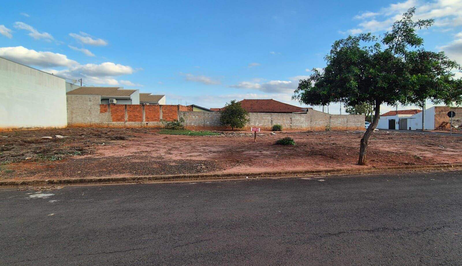 Terreno à venda no Residencial Armando Rodrigues: 