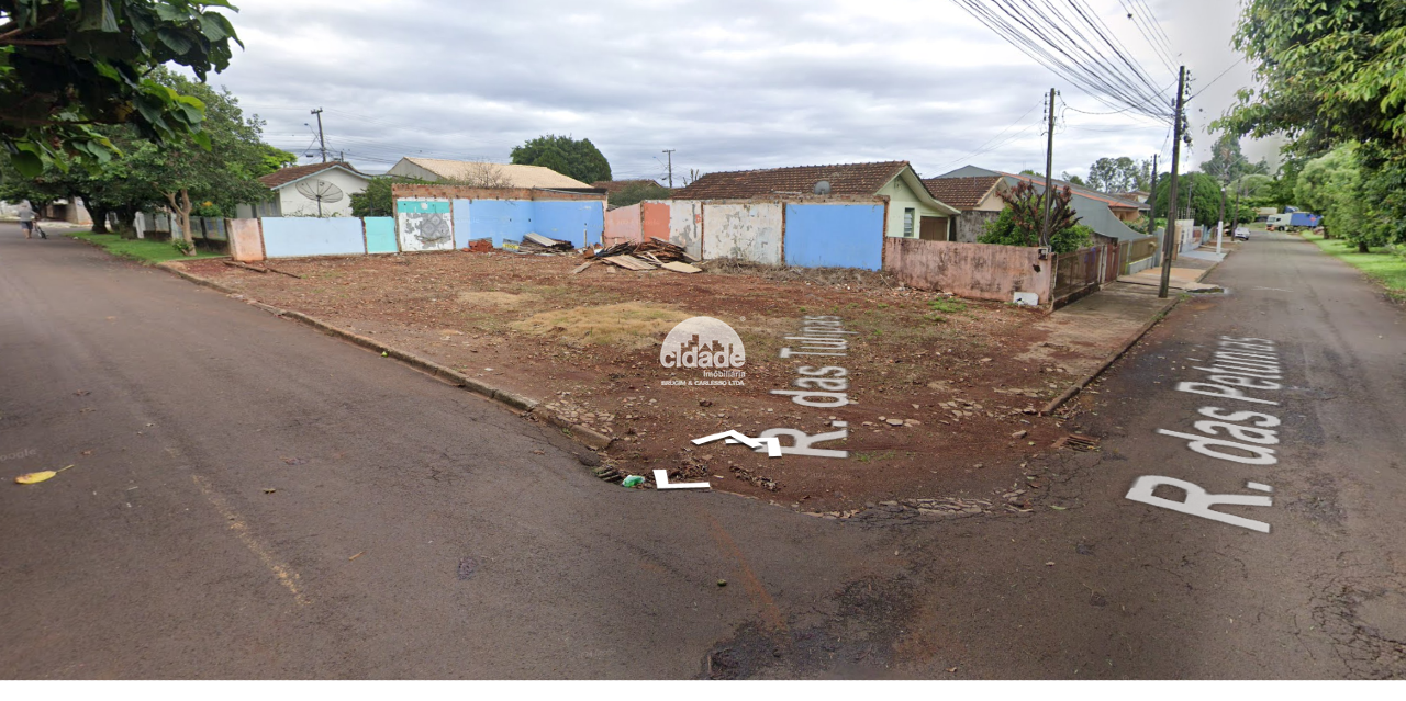 Terreno de esquina à venda no Bairro Guarujá