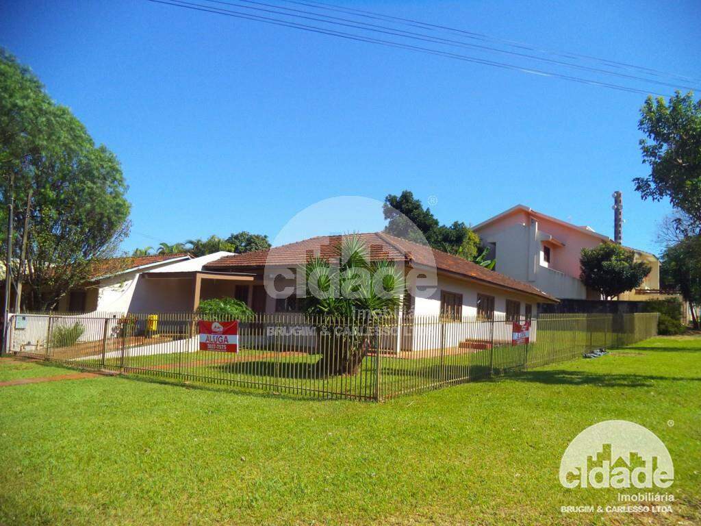 Casa de esquina à venda no bairro Canadá, em Cascavel/PR.