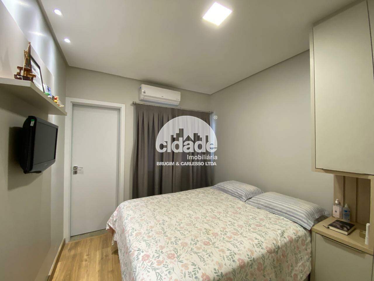 Casa mobiliada à venda com 2 suítes mais 1 quarto, 2 vagas de garagem, no Recanto Tropical, em Cascavel/PR