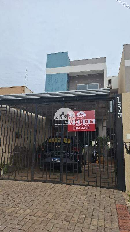 Sobrado em condomínio à venda no bairro Floresta em Cascavel/PR.