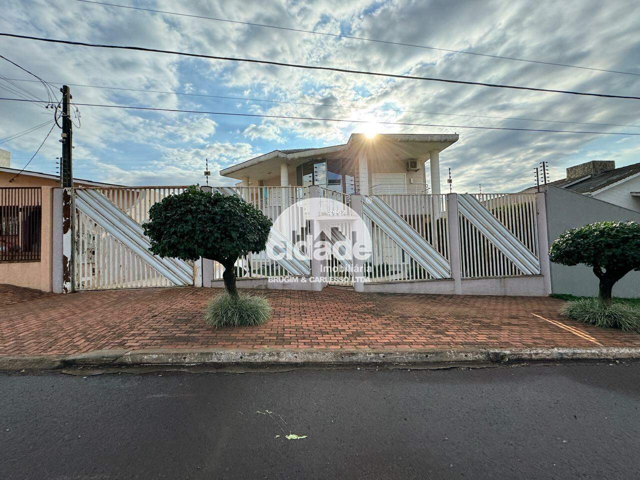 Sobrado à venda, 4 quartos, 1 suíte, 6 vagas, Pacaembu – Cascavel/Pr