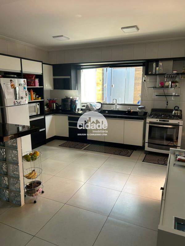 Sobrado semimobiliado à venda próximo ao Portí atacadista, em Cascavel/PR