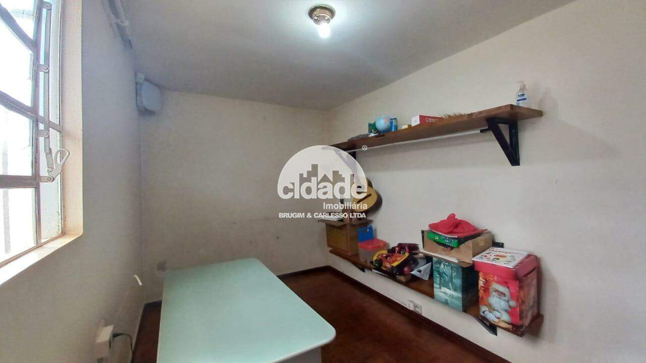Casa à venda com 1 suíte mais 2 quartos, 2 vagas de gargem, no bairro Cidade Nova, em Cascavel/PR.