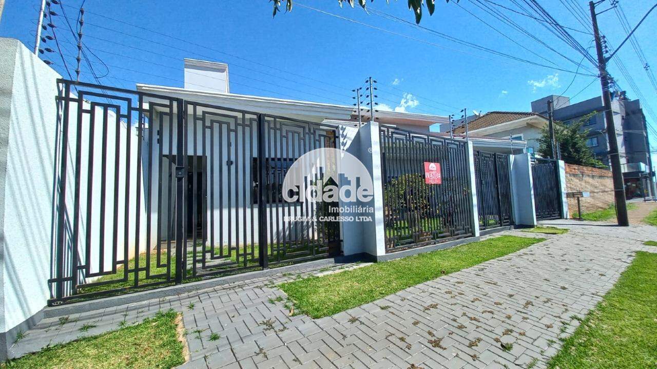 Casa com sala comercial à venda, no Parque Verde, em Cascavel-PR.