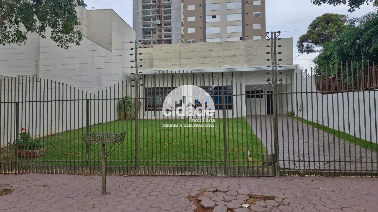 Casa à venda, com 1 suíte mais 2 quartos, no Centro de Cascavel/PR