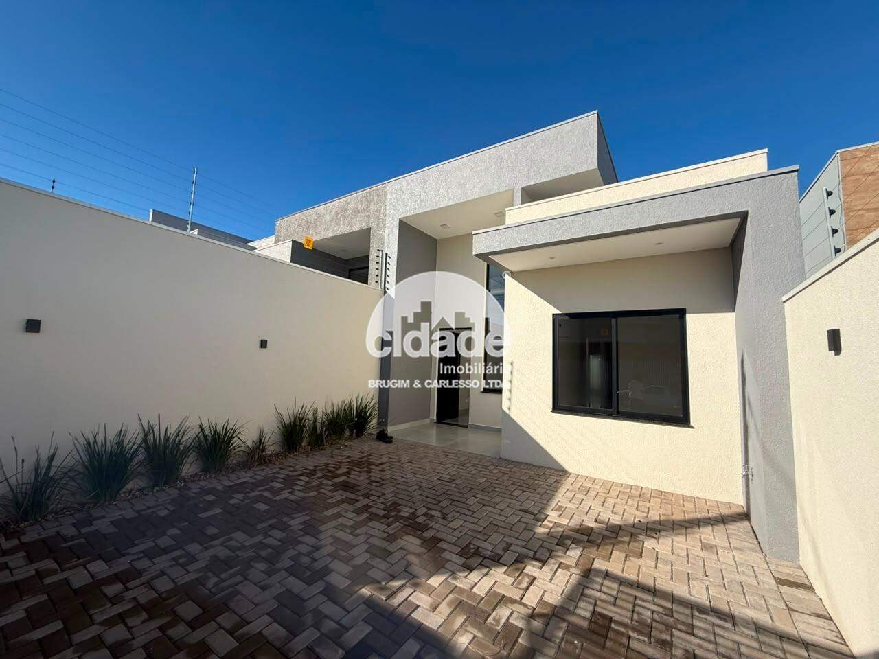 Casa à venda com 1 suíte mais 1 quarto, e vaga de garagem, no Cascavel Velho, em Cascavel/PR