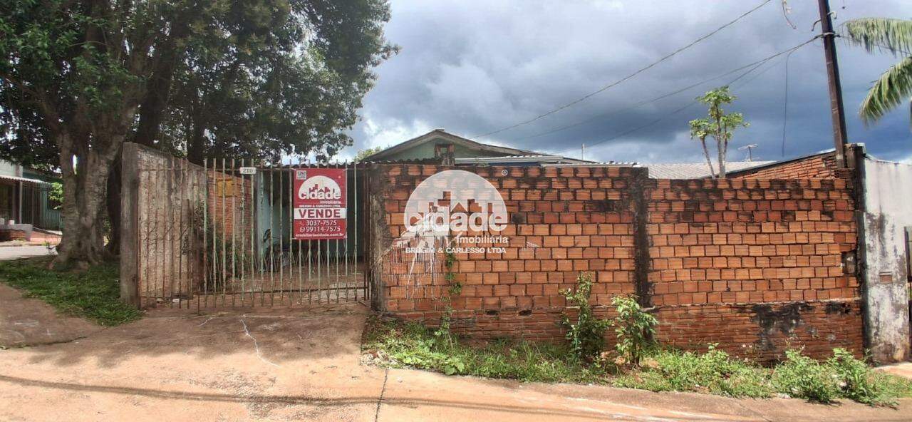 Vende-se Casa Antiga bem localizada, ideal para quem busca espaço e boa estrutura.