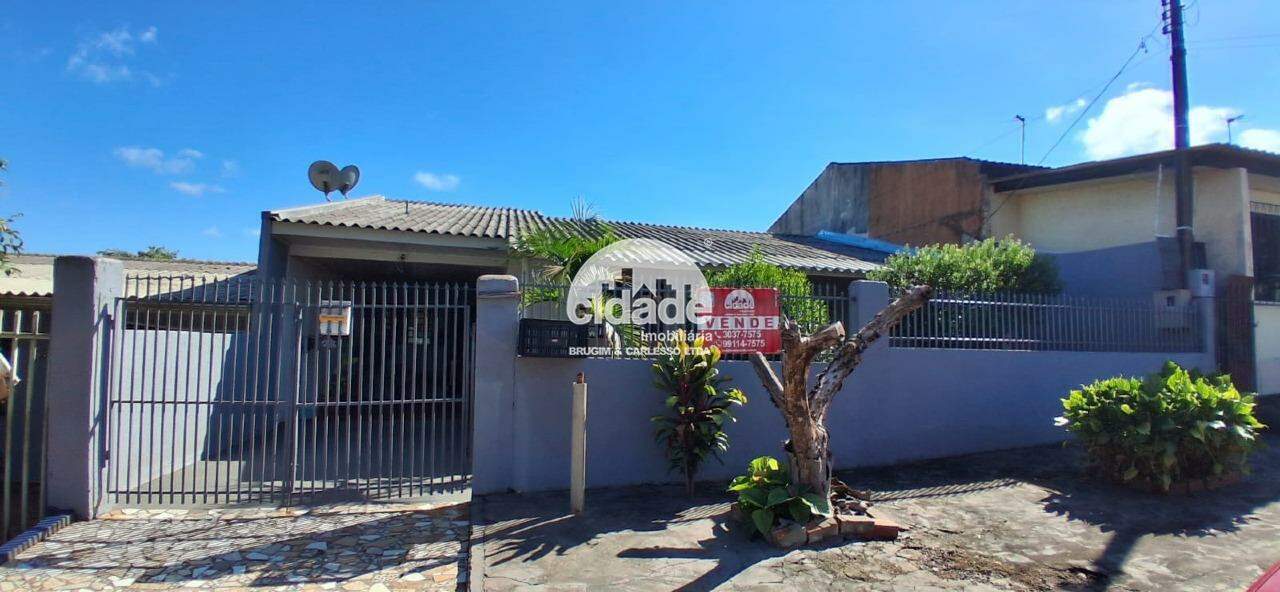 Casa à Venda – Bairro Floresta Excelente oportunidade! Casa ampla e bem localizada, ideal para famílias
