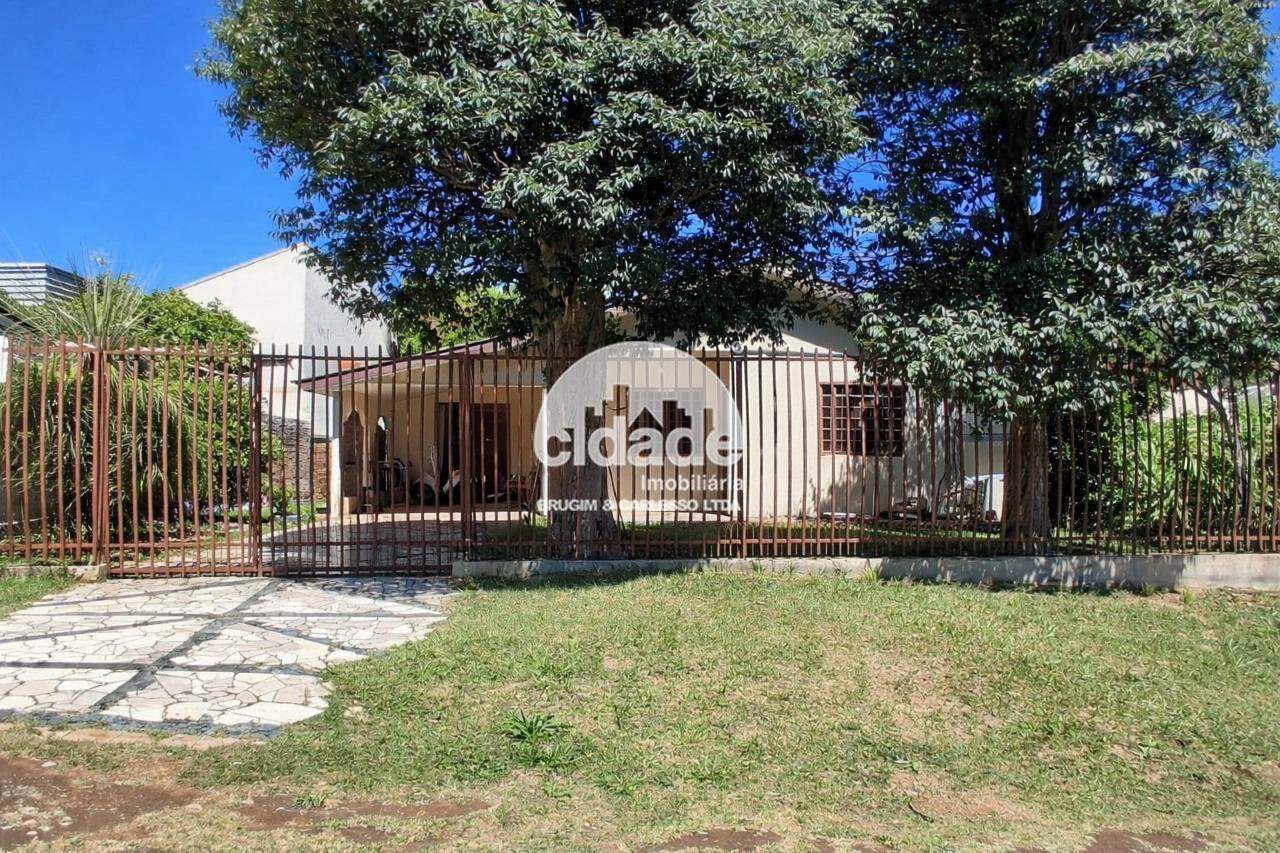 CASA À VENDA COM GRANDE SOBRA DE TERRENO!