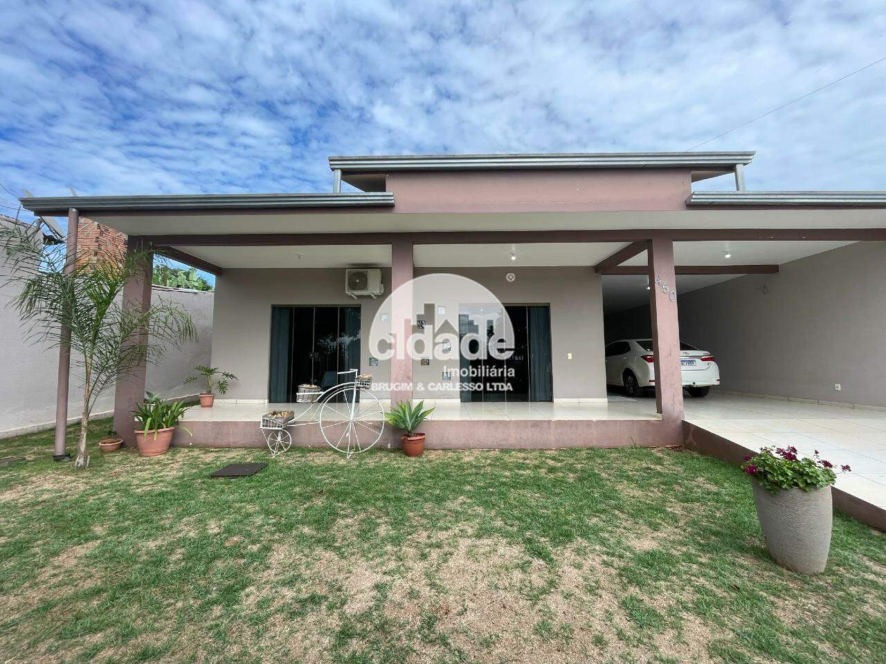 Casa no universitário – 1 suíte + 2 quartos com sobra de terreno