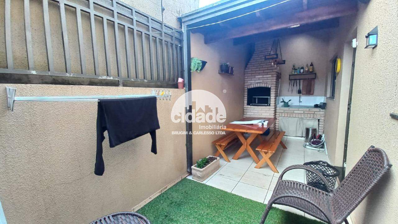 Sobrado à venda, com 2 quartos +1 suíte, 2 vagas de garagem no bairro Coqueiral, em Cascavel/PR