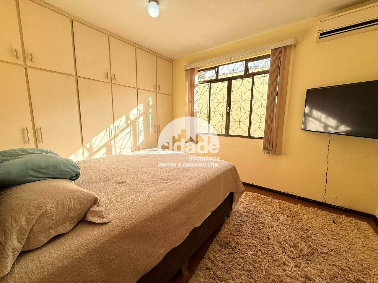 Casa residencial à venda em Cascavel-PR (Centro) | 4 quartos (1 suíte) | Varanda gourmet e 6 vagas