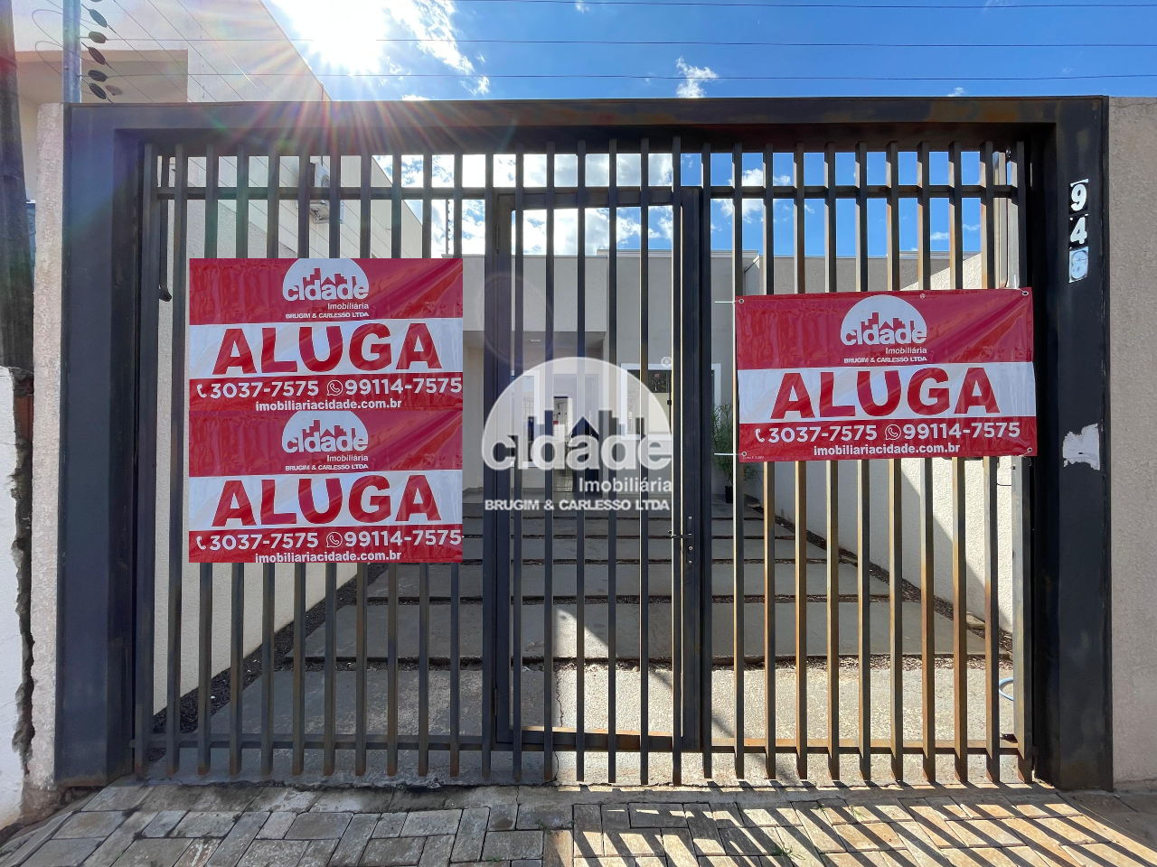 Casa residencial para venda com quartos, cozinha com armários e cooktop em Cascavel/PR