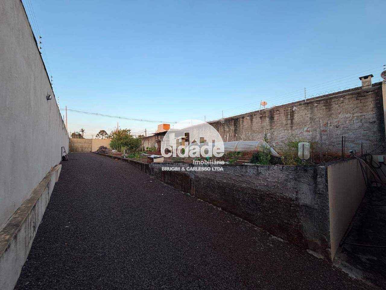 Terreno + Barracão a venda Bairro Floresta na avenida principal