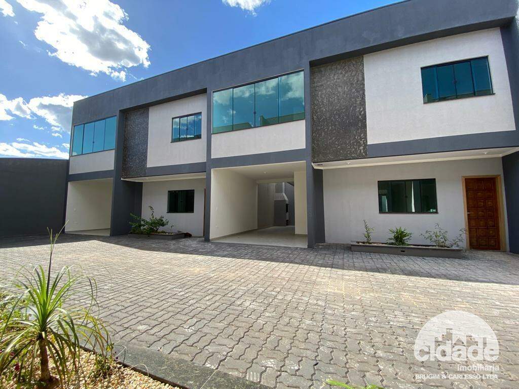 Sobrado novo à venda, com 1 suíte, 2 quartos e 2 vagas de garagem, no bairro Santa Felicidade, em Cascavel/PR.