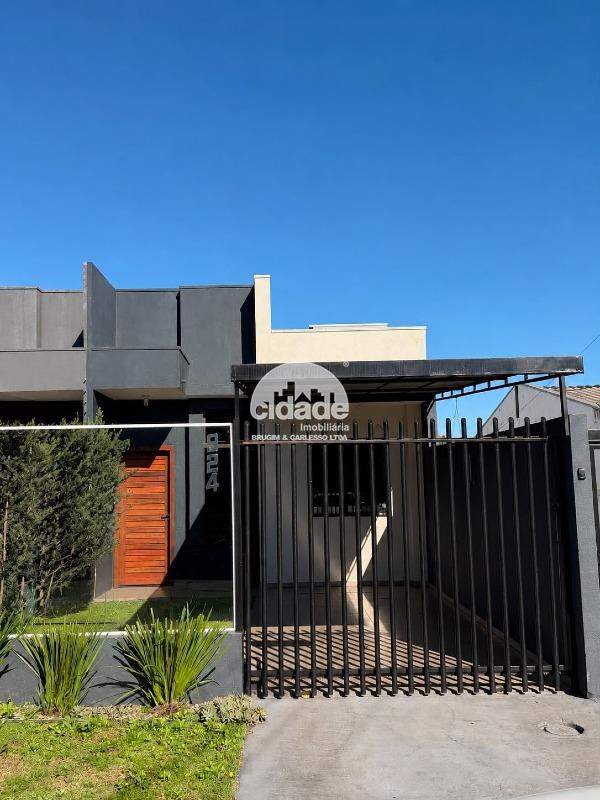 Casa à venda por R$ 399 mil, com 87,55 m² construídos em terreno de 135 m², 2 quartos, cozinha planejada, edícula, lago com cachoeira, garagem coberta
