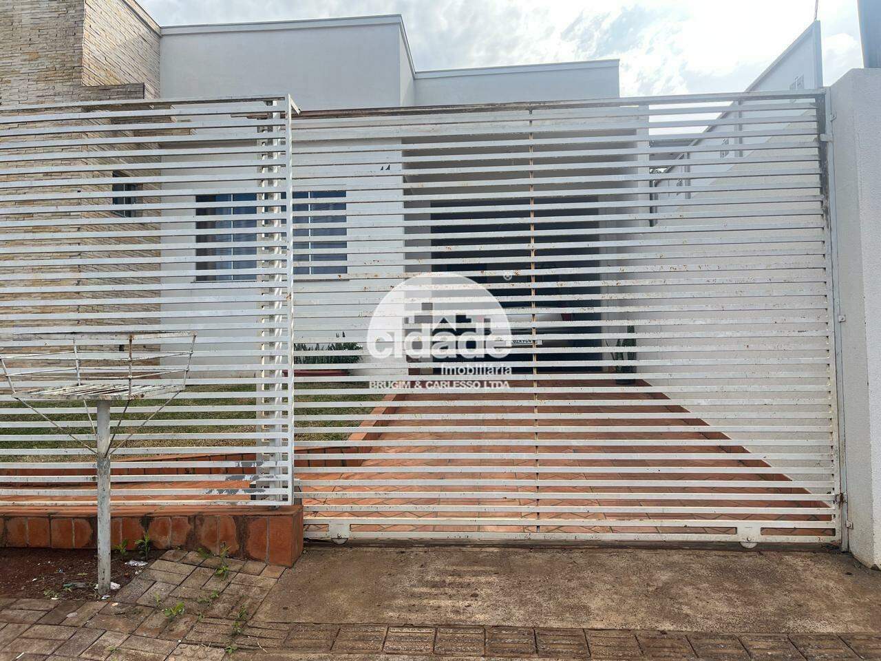 VENDE-SE CASA ESPAÇOSA E ACONCHEGANTE, NO UNIVERSITÁRIO!