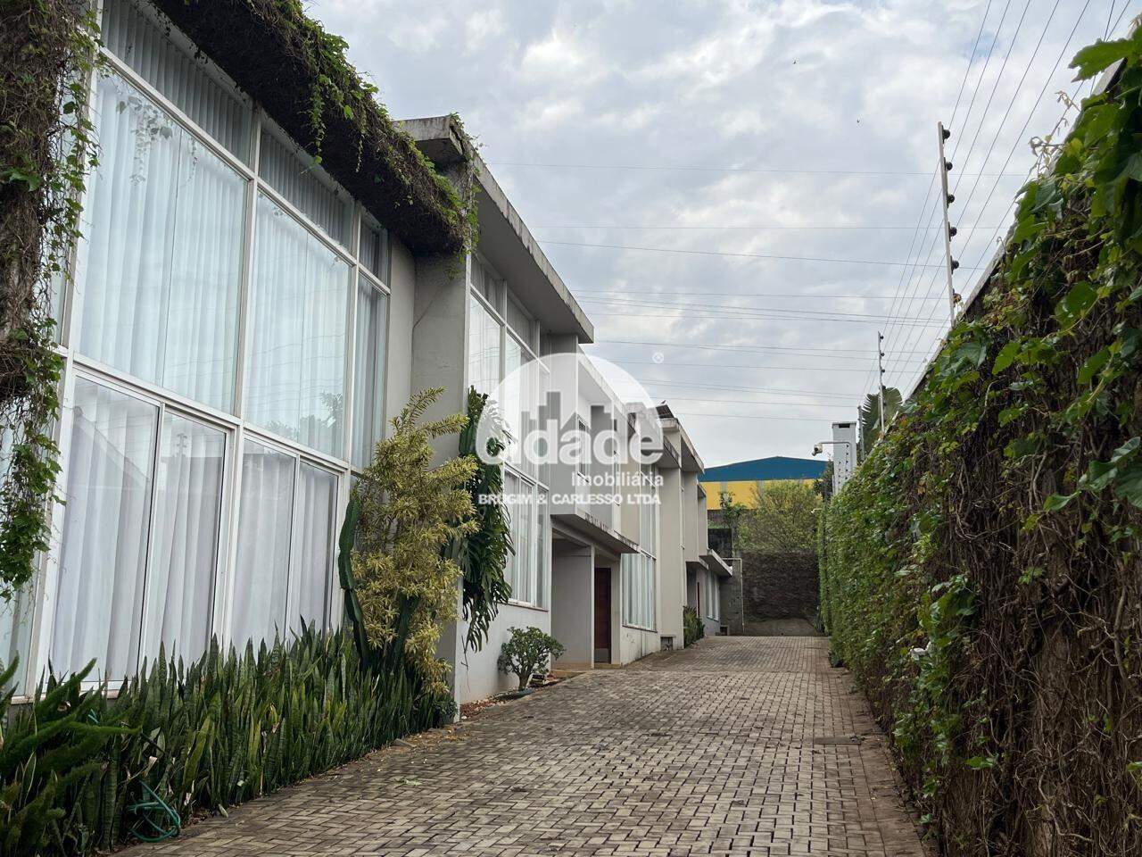 VENDE-SE CASA EM CONDOMÍNIO, BAIRRO CANADÁ – CONFORTO, TRANQUILIDADE E CHARME!