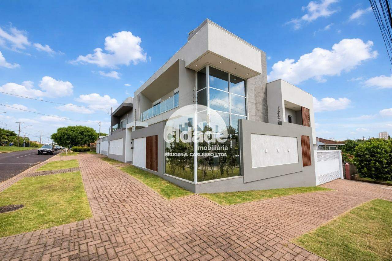 Sobrado Semimobiliado à Venda no Bairro Nova York – 3 Suítes, Piscina e Energia Solar