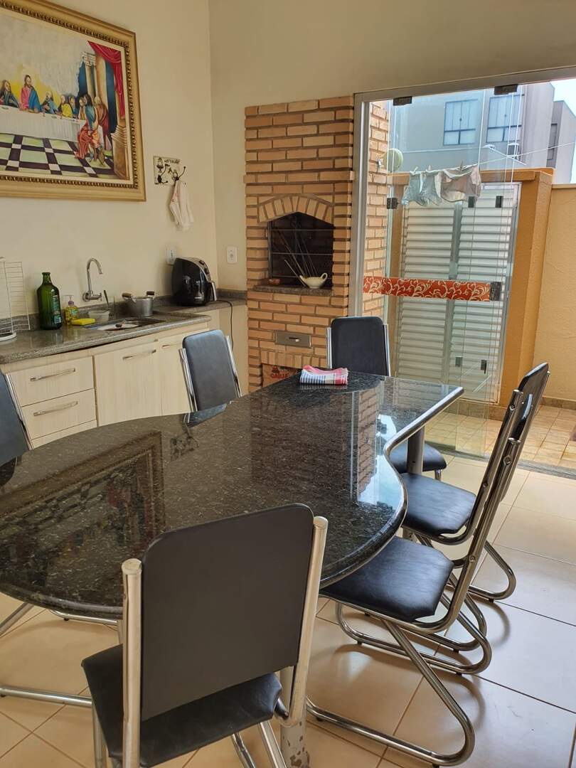 Casa à venda no Centro: 9ce9a819-f353-4cdd-b3dd-fcfef1757167.jpg