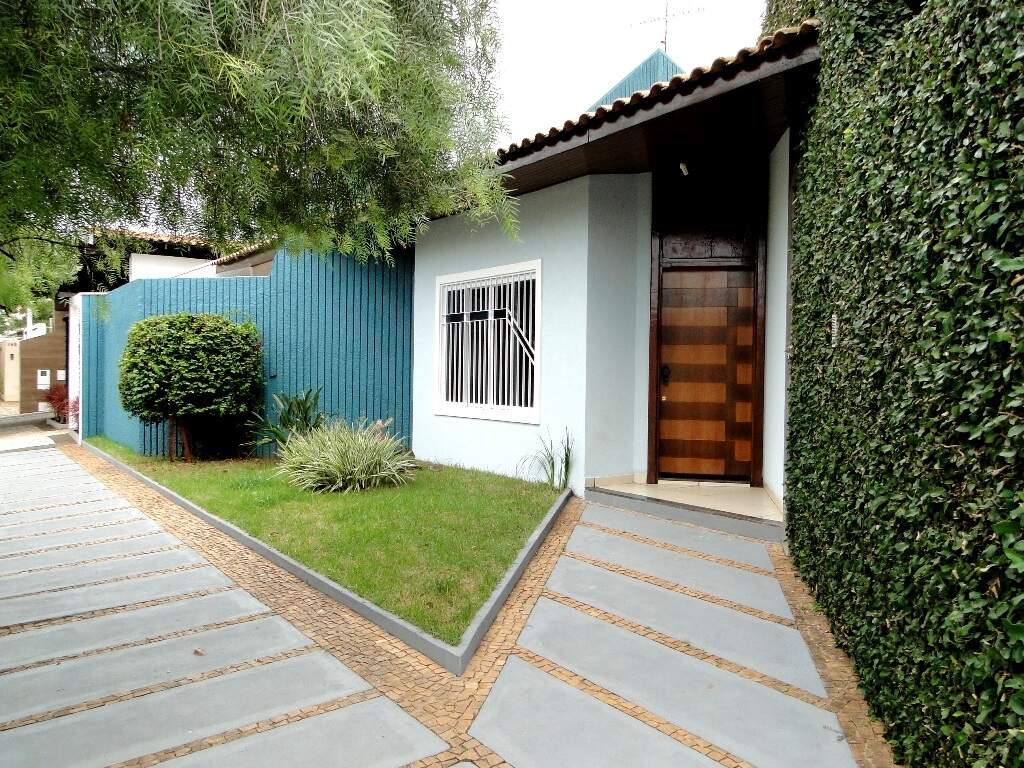 Casa à venda no JARDIM ACLIMAÇÃO: a - fachada externa casa de esquina (1).jpg