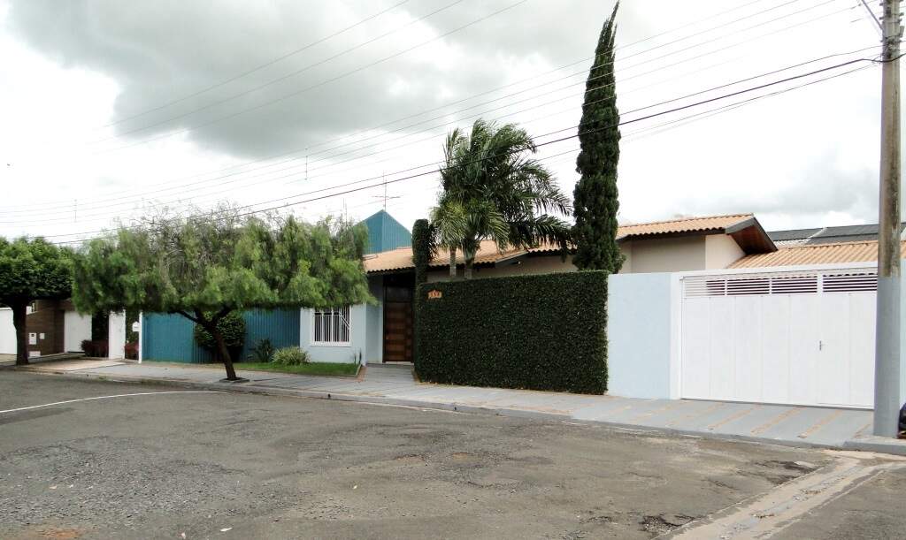 Casa à venda no JARDIM ACLIMAÇÃO: a - fachada externa casa de esquina (3).jpg